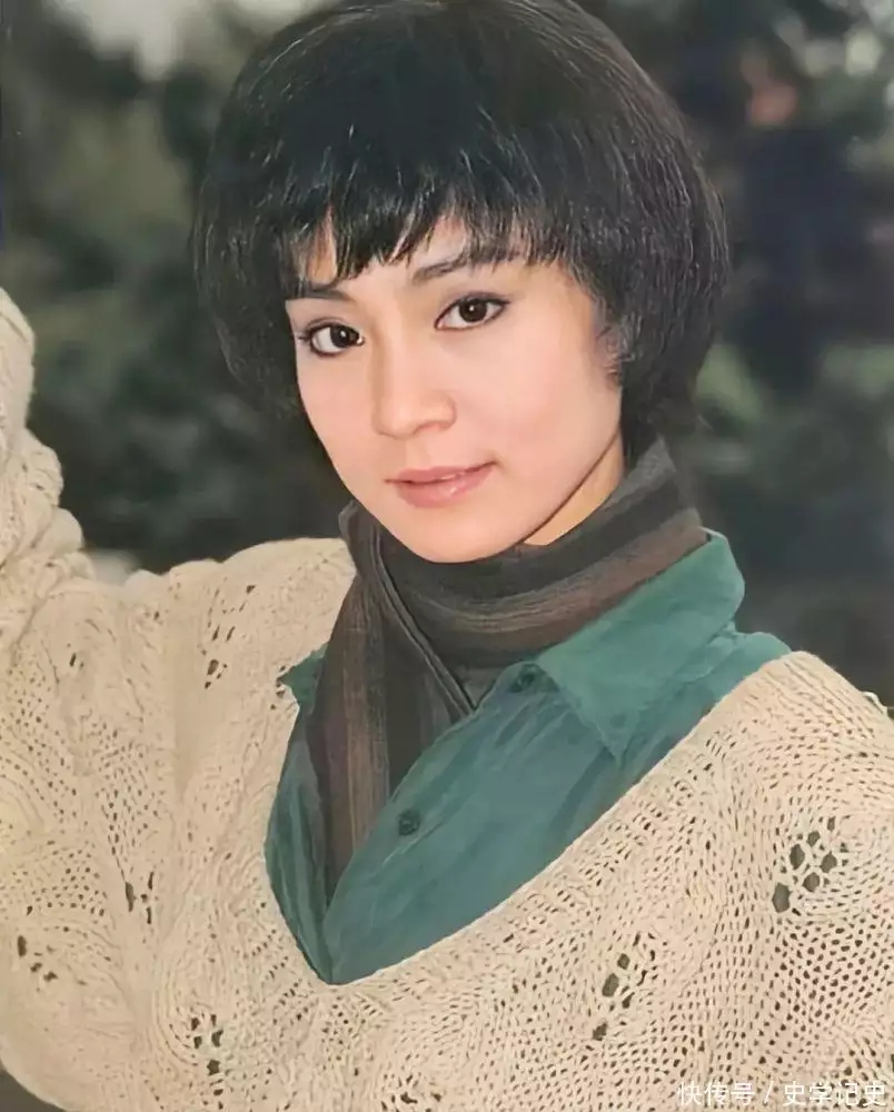 那个在地下通道成名登上春晚的西单女孩后来怎么样了？